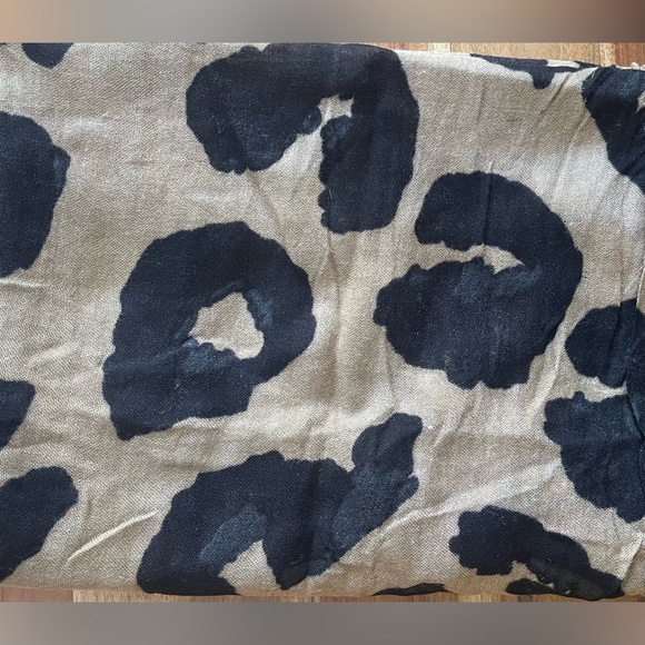 Express Leopard Print Scarf - Picture 5 of 7